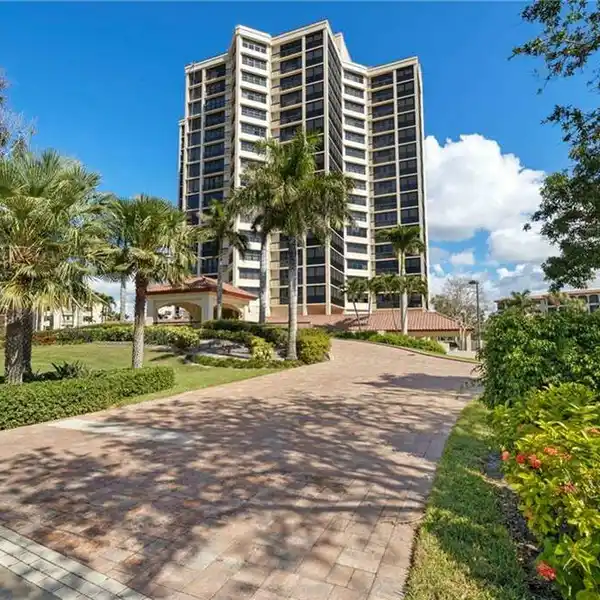 DESIRABLE CONDO IN THE SOUGHT-AFTER CHATEAUMERE COMMUNITY