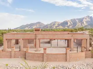 Design and Build Your Own Classic La Quinta Home