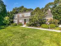 SUMMER FARMHOUSE IN THE EAST HAMPTONS
