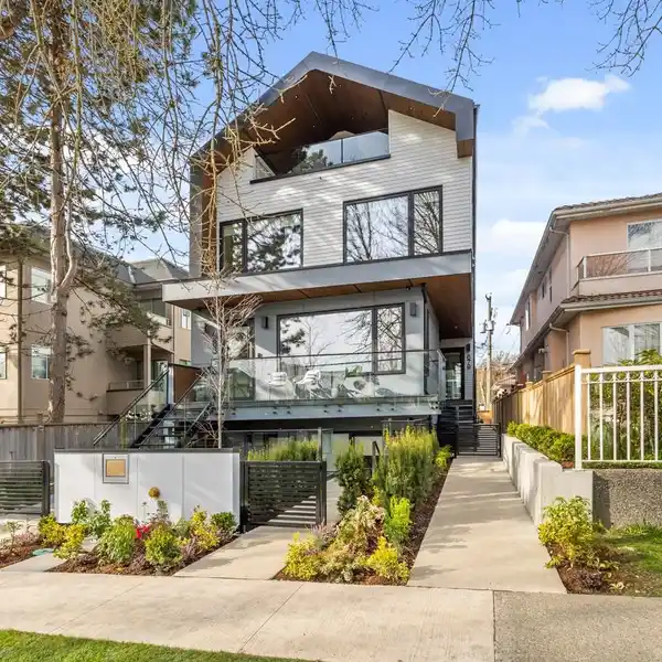 REFINED HALF DUPLEX IN DOUGLAS PARK