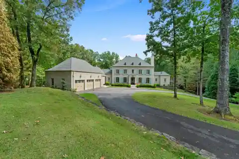 Breathtaking Estate in Gated Lagrange