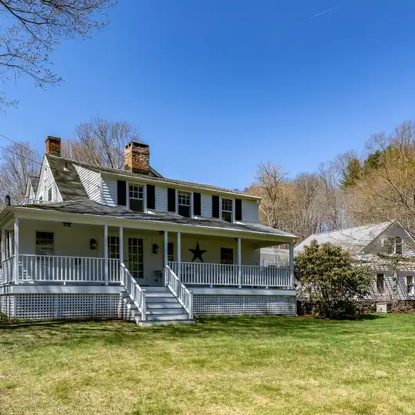 QUINTESSENTIAL ANTIQUE FARMHOUSE