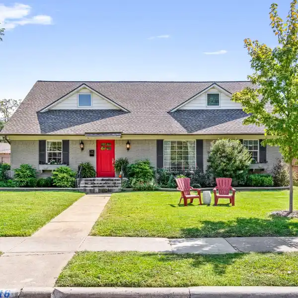 BEAUTIFUL HOME IN DESIRABLE LAKE HIGHLANDS