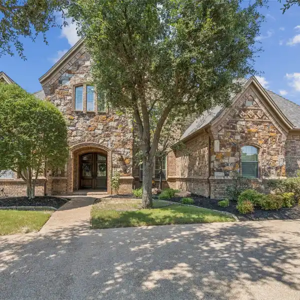 WILDWOOD STUNNER WITH POOL AND WINE CELLAR