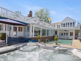 Charming West End Condo Near Beaches