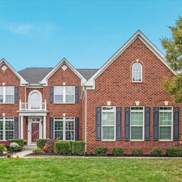 EXPANSIVE ELEGANCE WITH DESIGNER KITCHEN APPEAL