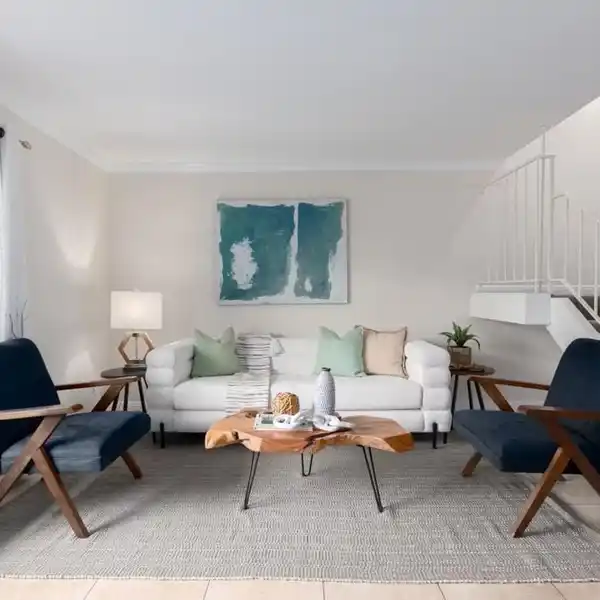 DELIGHTFUL TOWNHOME IN DEL MAR DOWNS