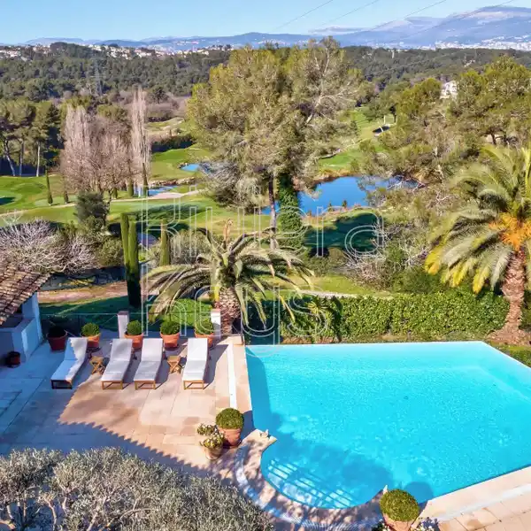 UNIQUE PROPERTY OVERLOOKING A RENOWNED GOLF COURSE