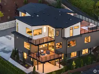 Extraordinary Home in Prestigious Boulevard Bluffs