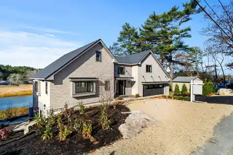 New Home Delivers Relaxed Rhythm of Coastal Life