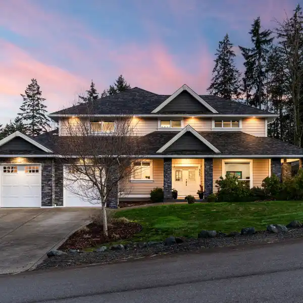LUXURIOUS EXECUTIVE RESIDENCE