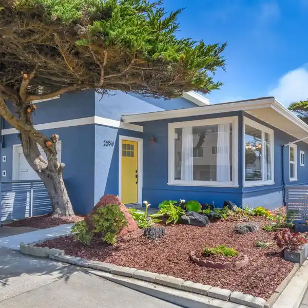 CHARMING MID-CENTURY OCEAN BEACH COTTAGE