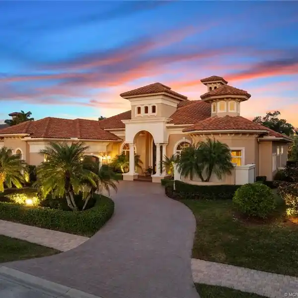 THE PERFECT BLEND OF ELEGANCE AND PRIVACY