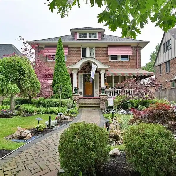 AWARD-WINNING LAKEFRONT COLONIAL