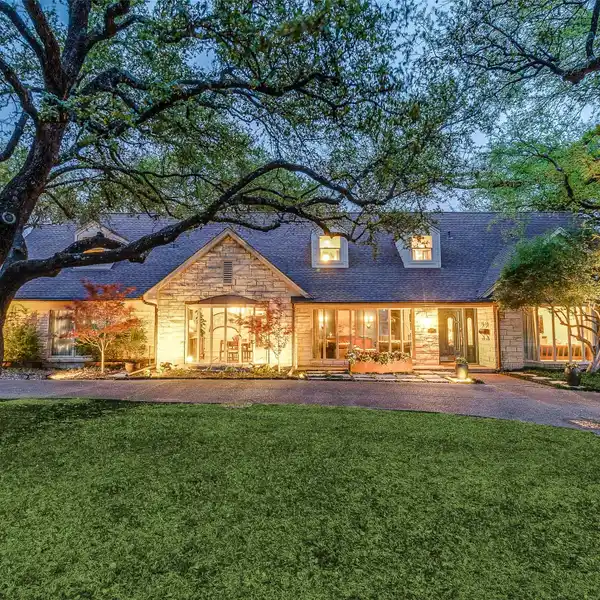 WARM HOME IN HOCKADAY MANOR