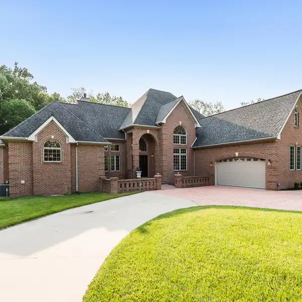 ARTFULLY CRAFTED ESTATE IN PRESTIGIOUS UPPER GLADE