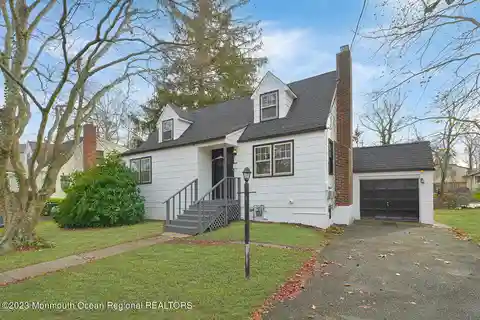 Charming Cape Cod Home in Oakhurst