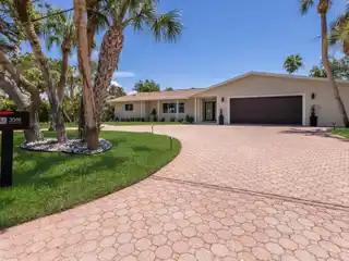 Modern Siesta Isles Oasis Near the Beach