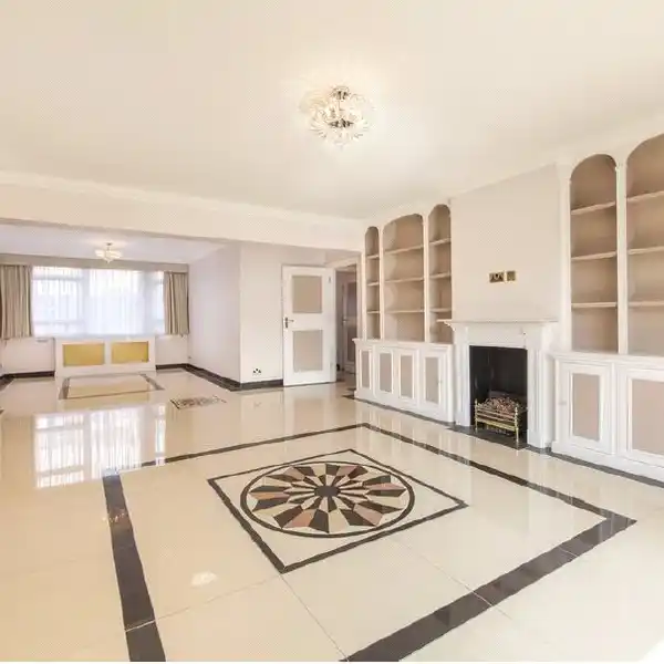 SPACIOUS FIRST FLOOR APARTMENT