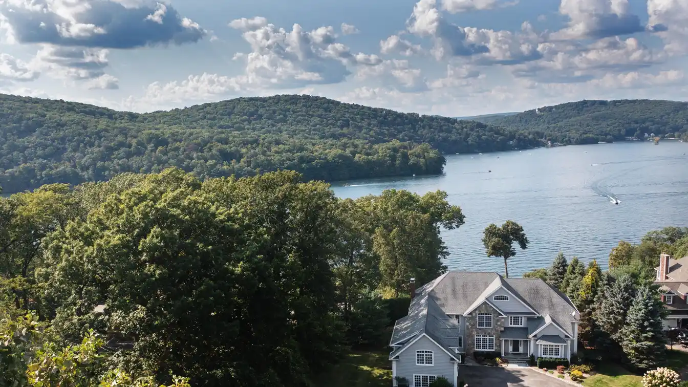 Incredible Lakefront Oasis