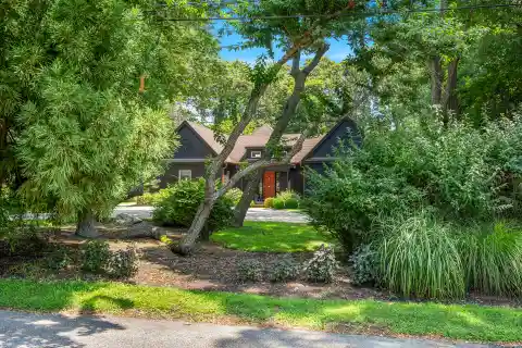 Custom Transitional Style Home Exuding Modern Elegance