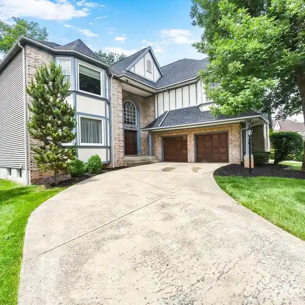 METICULOUSLY MAINTAINED HOME IN PRESTIGIOUS ASHBURN FARM