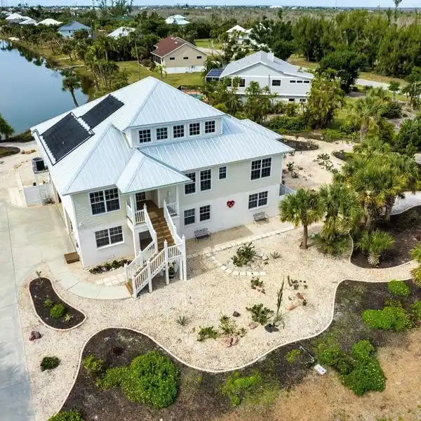 IMMACULATELY MAINTAINED RESIDENCE IN LITTLE LAKE MUREX