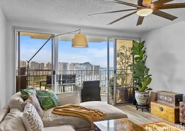 HIGH-FLOOR HOME WITH BEAUTIFUL VIEWS
