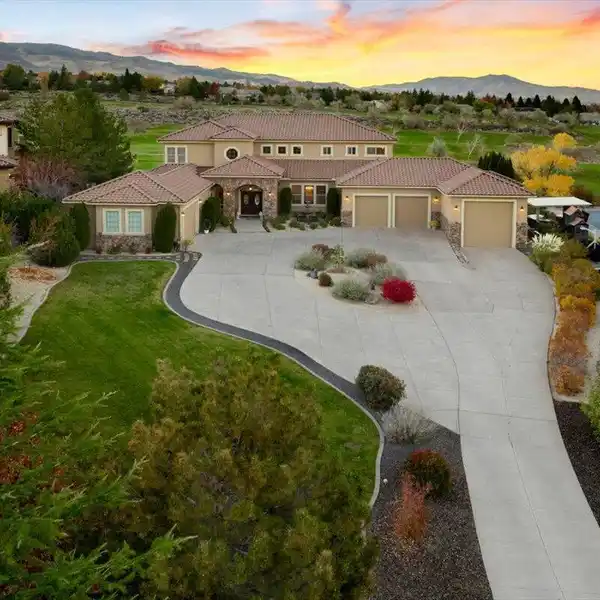 FUNCTIONAL LUXURY IN FAIRWAYS