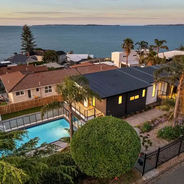 BRAND NEW MODERN HOME WITH SEA VIEWS