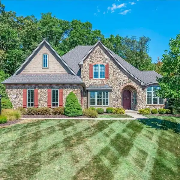 EXQUISITE HOME IN AN AMAZING LOCATION