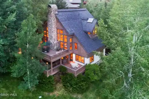 Mountain Retreat with Modern Elegance