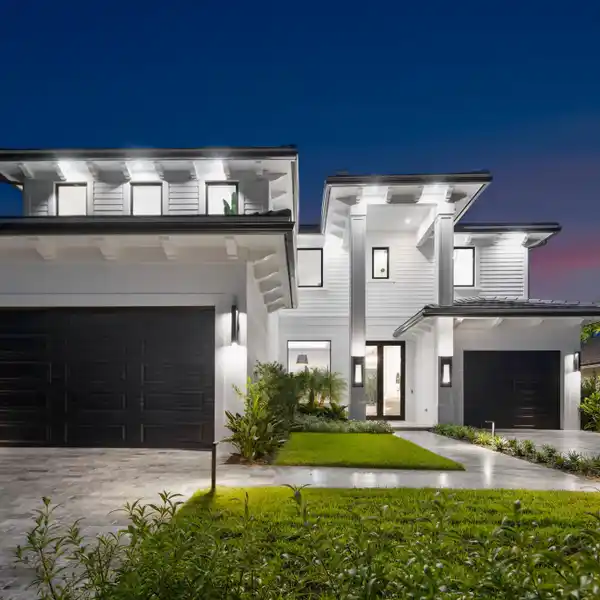 WATERFRONT LUXURY MEETS MODERN DESIGN