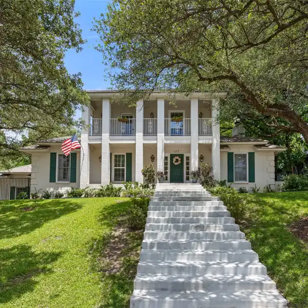 COMFORTABLE COLONIAL IN PRESTIGIOUS RIVERCREST