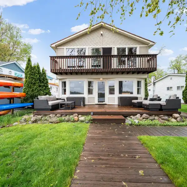 STRAWBERRY LAKEFRONT RETREAT