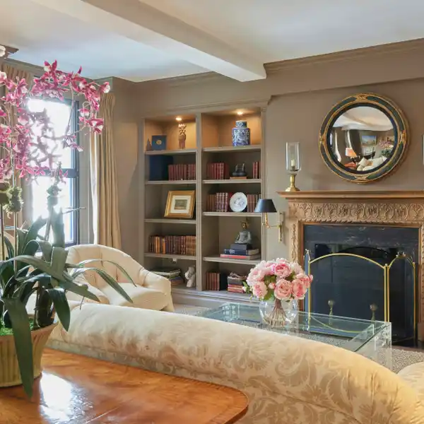 MASTERFULLY DESIGNED PRE-WAR COOPERATIVE APARTMENT