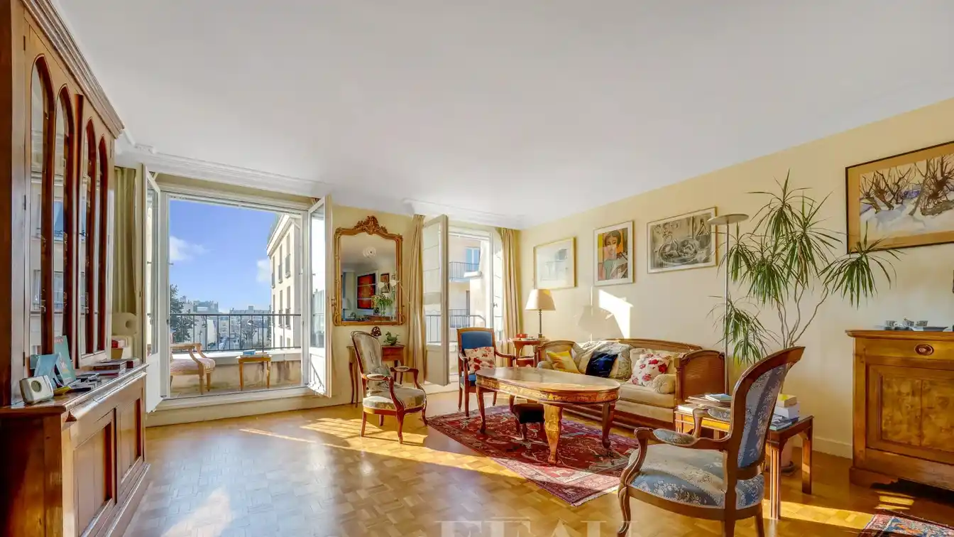 Light-filled Apartment with Large Terrace