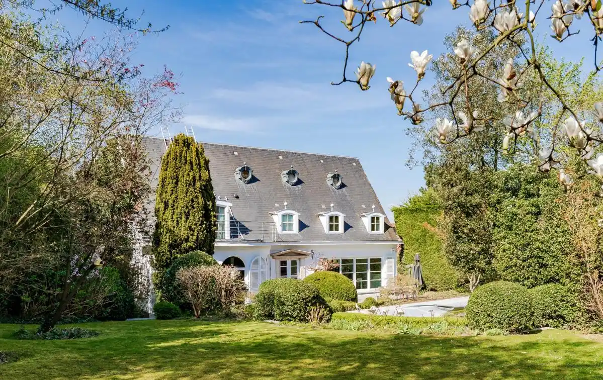 Charming Villa in a Green Setting