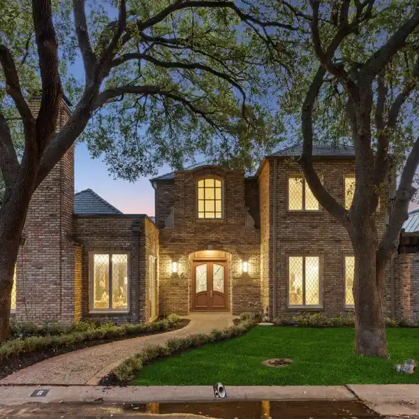 REIMAGINED RESIDENCE WITHIN THE PRESTIGIOUS ENCLAVE OF CARUTH HOMEPLACE