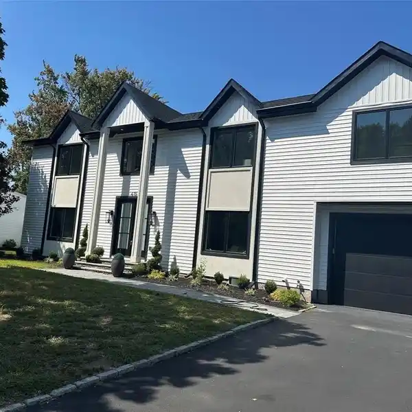 MODERN LUXURY HOME WITH SPACIOUS OPEN LAYOUT