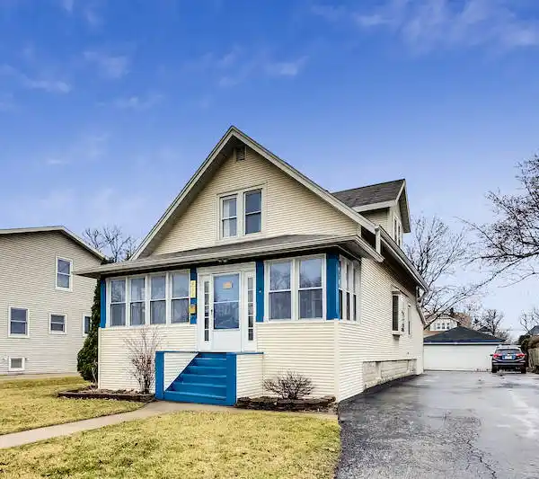 STUNNING NEW CUSTOM-SPEC HOME IN PRIME LOCATION