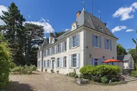 Elegant Manor House in Perfect Condition