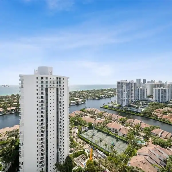 BRIGHT UNIT WITH AMAZING VIEWS