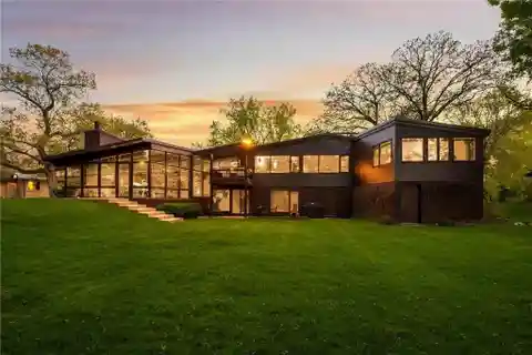 Midcentury Marvel with Panoramic Nature Views