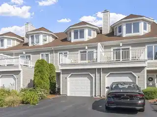 Beautifully Renovated Hawthorne Point Townhouse