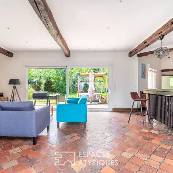 CHARMING PROPERTY IN SOUGHT-AFTER NEIGHBORHOOD
