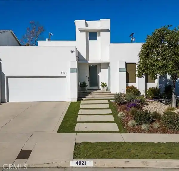 CUSTOM CONTEMPORARY ON A TRANQUIL CUL-DE-SAC