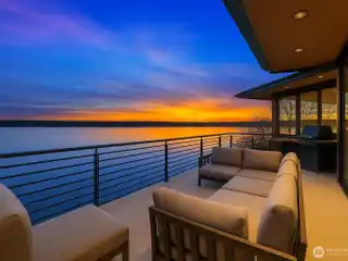 Modern Jewel-Box on Lake Washington