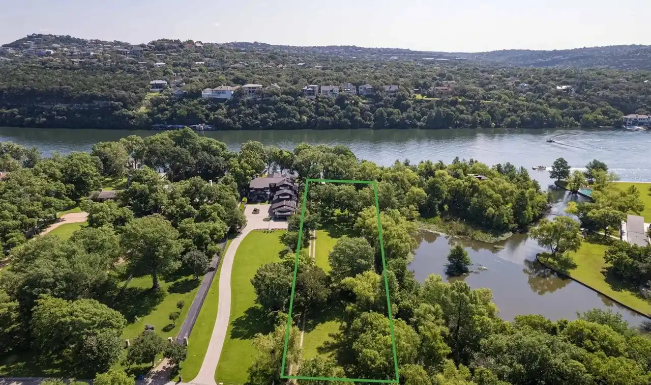A Serene Lake Austin Lifestyle