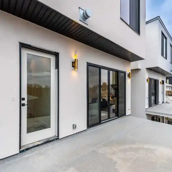 ELEGANT NEW BUILD IN DESIRABLE NEIGHBORHOOD
